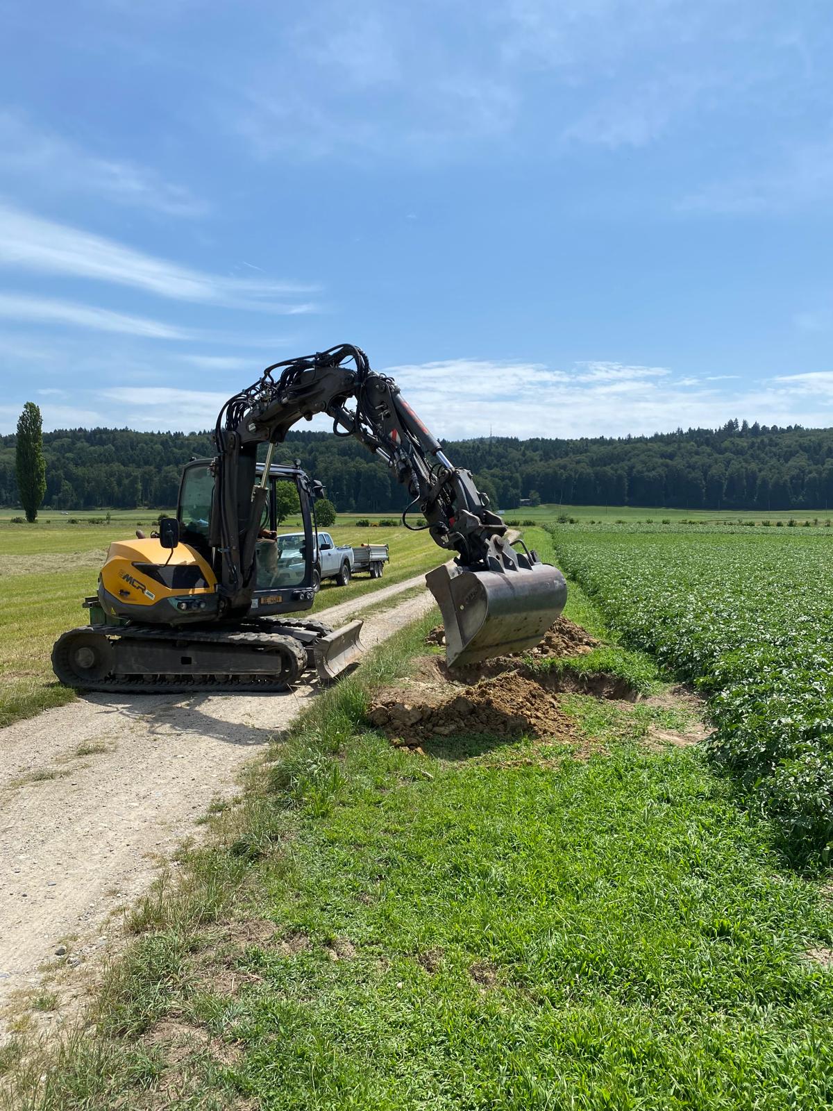 Bagger hebt ein viereckiges Loch aus